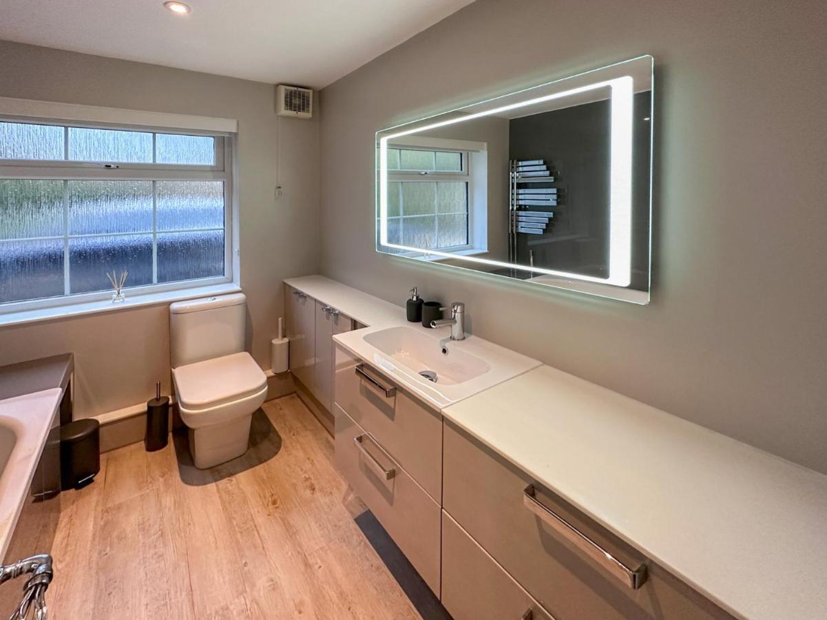 Blunsdon Lodge - Spacious Bungalow, High Speed Wi-Fi, Free Private Parking, Garden Swindon Luaran gambar
